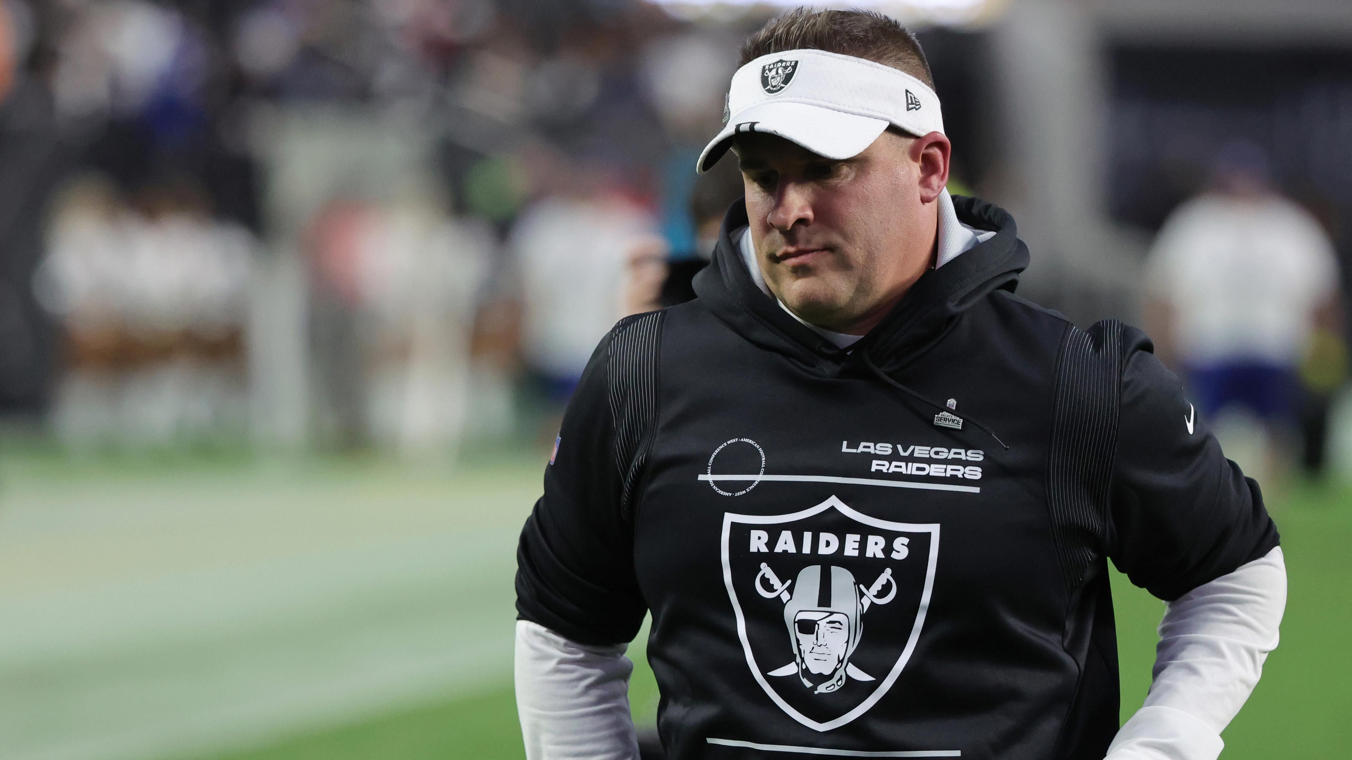 
                <strong>Verlierer: Josh McDaniels</strong><br>
                Josh McDaniels muss wohl langsam, aber sicher um seinen Job bangen. Nach der Niederlage seiner Las Vegas Raiders gegen die Indianapolis Colts muss sich der Head Coach der Raiders die Kritik anhören lassen, gegen einen High School Coach verloren zu haben. Tatsächlich hatte sein Gegenüber Jeff Saturday vor seinem Debüt-Spiel als Head Coach lediglich Erfahrung auf High-School-Niveau. Doch nicht nur das: Die Raiders stehen mittlerweile bei einer Bilanz von 2-7 und unter McDaniels funktioniert offenbar nicht einmal Star-Receiver Davante Adams. Wie lange schauen sich die Raiders-Bosse dieses Trauerspiel noch mit an?
              