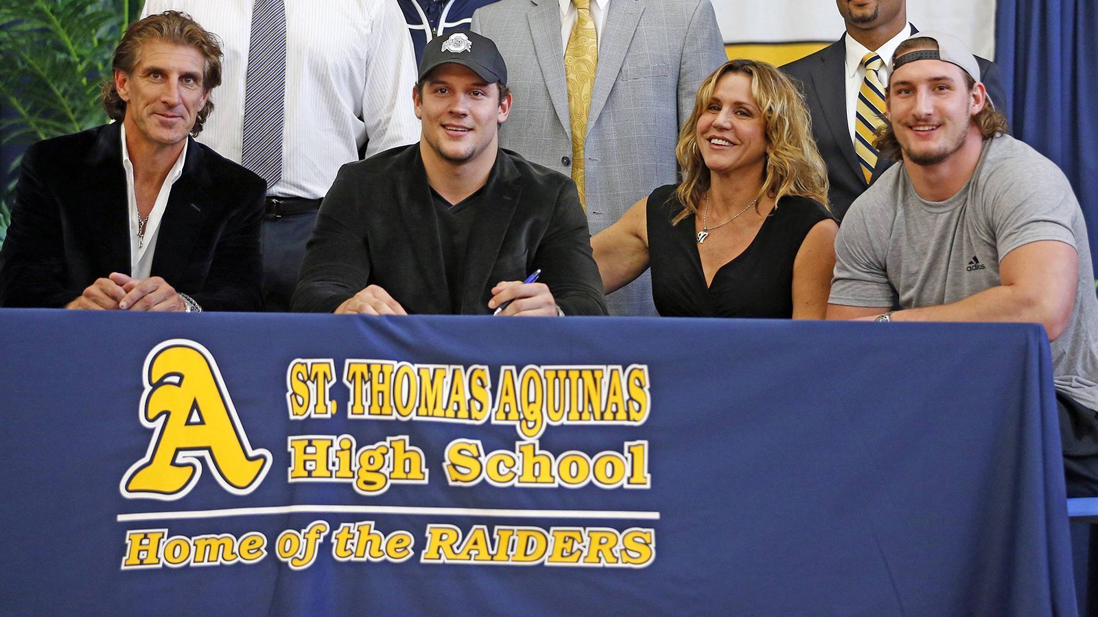 <strong>Nick Bosa (Defensive End, San Francisco 49ers), Joey Bosa (Defensive End, Buffalo Bills)</strong><br>
                Auch die Bosa-Familie hat sich einen Namen in der NFL gemacht. Als Defensive End spielte John Bosa für die Miami Dolphins. Seine Söhne spielen bei den San Francisco 49ers beziehungsweise Buffalo Bills.