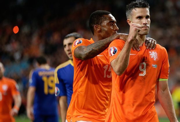 
                <strong>Glücklicher Sieg gegen Kasachstan</strong><br>
                Den einzigen Sieg kann Oranje gegen Kasachstan einfahren. Im zweiten Qualifikationsspiel drehen Klaas-Jan Huntelaar, Ibrahim Afellay und Robin van Persie (re.) einen 0:1-Rückstand noch in einen 3:1-Erfolg um. Doch der nächste Rückschlag lässt nicht lange auf sich warten.
              