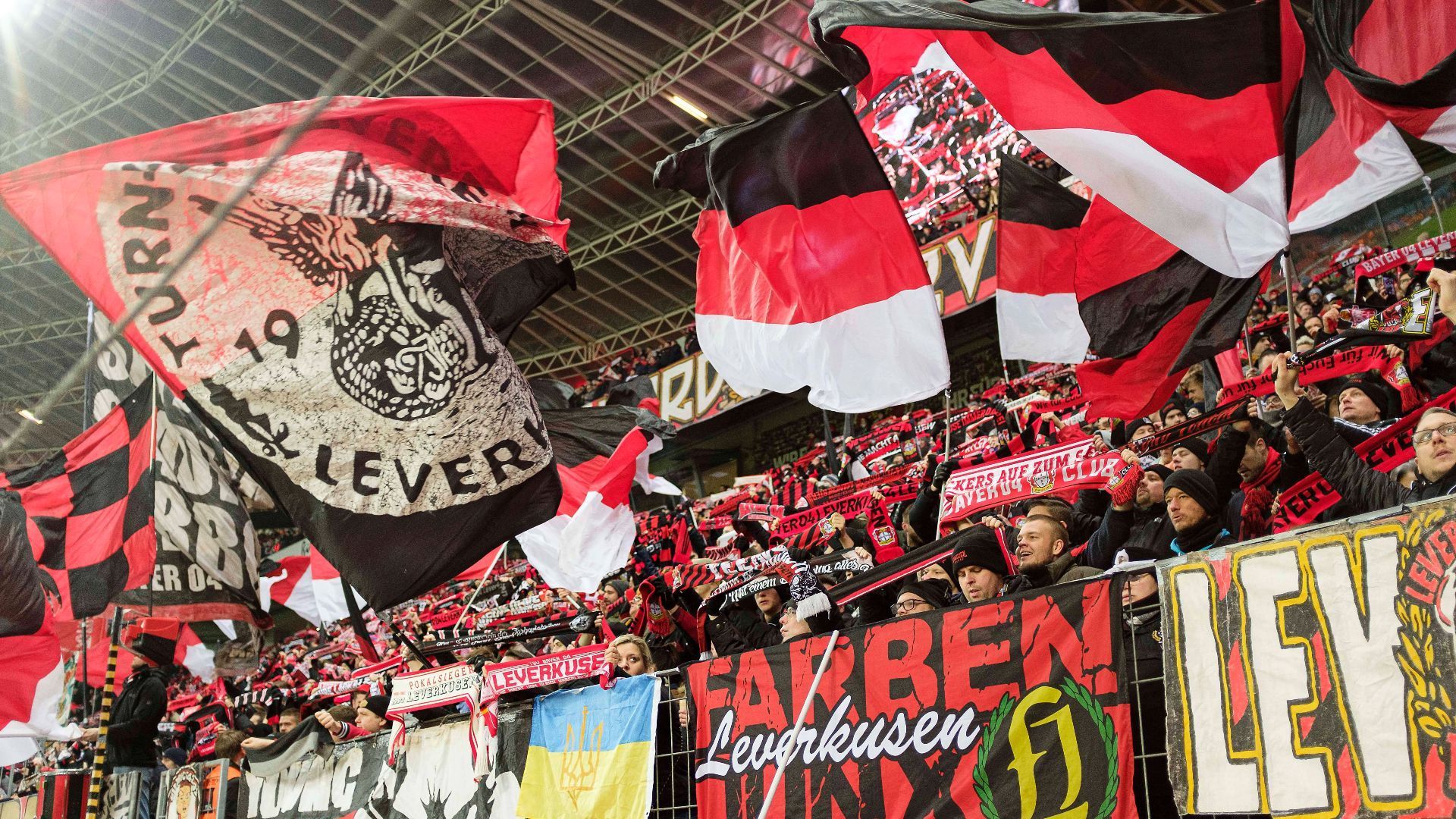
                <strong>Platz 18 - BayArena (Bayer Leverkusen)</strong><br>
                Die zweitteuersten Jahreskarten. Dafür aber weder bei der Atmosphäre noch bei der Barrierefreiheit mit Top-Werten. Die BayArena schafft es im Stadionranking nur auf den letzten Platz.
              