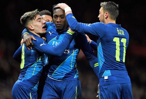 
                <strong>Danny Welbeck</strong><br>
                Auch Weltmeister Mesut Özil (r.) gehört zu den Gratulanten. Bisher läuft es für Welbeck schleppend. In 22 Premier-League-Spielen kommt er auf vier Tore.
              