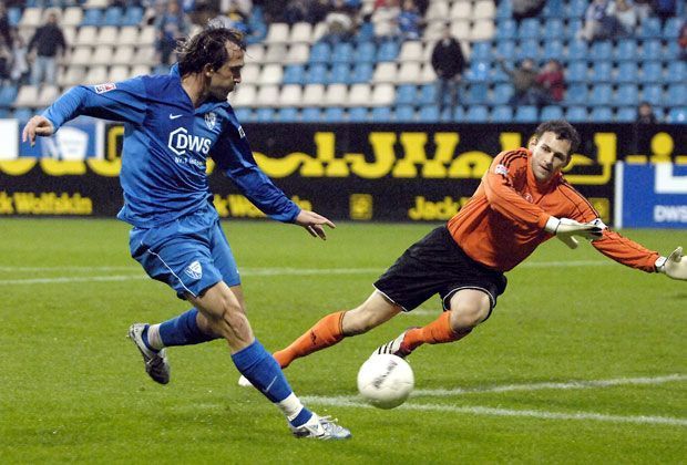 
                <strong>Mai 2007</strong><br>
                Theofanis Gekas wird Torschützenkönig der Bundesliga mit 20 Toren für den VfL Bochum, der VfB Stuttgart Meister.
              