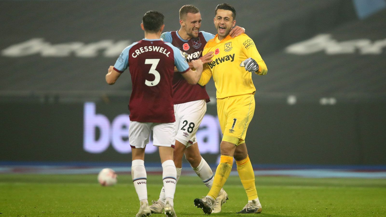 
                <strong>Disziplin und Stabilität</strong><br>
                Trainer David Moyes ist nur selten dazu gezwungen, seine Mannschaft aufgrund von Sperren oder Verletzungen umzubauen. In der Fairnesstabelle belegt der Tabellenfünfte den ersten Platz, bislang musste keiner der Spieler eine Partie aussetzen. Auch von schwerwiegenden Ausfällen blieb West Ham verschont. In Declan Rice, Tomas Soucek und Ben Cresswell stehen außerdem drei der sechs Feldspieler, die bislang keine einzige Minute in der Liga verpasst haben, im East End unter Vertrag. Selbiges lässt sich auch von Keeper Fabianski behaupten. Eine stabile Achse ist also vorhanden.
              