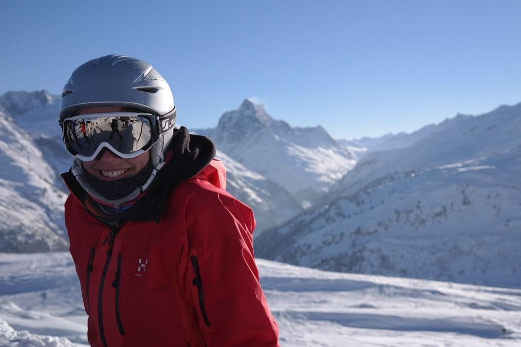 Der beste Schutz auf der Piste, besonders wenn Sie gerade erst Skifahren lernen: ein Helm.