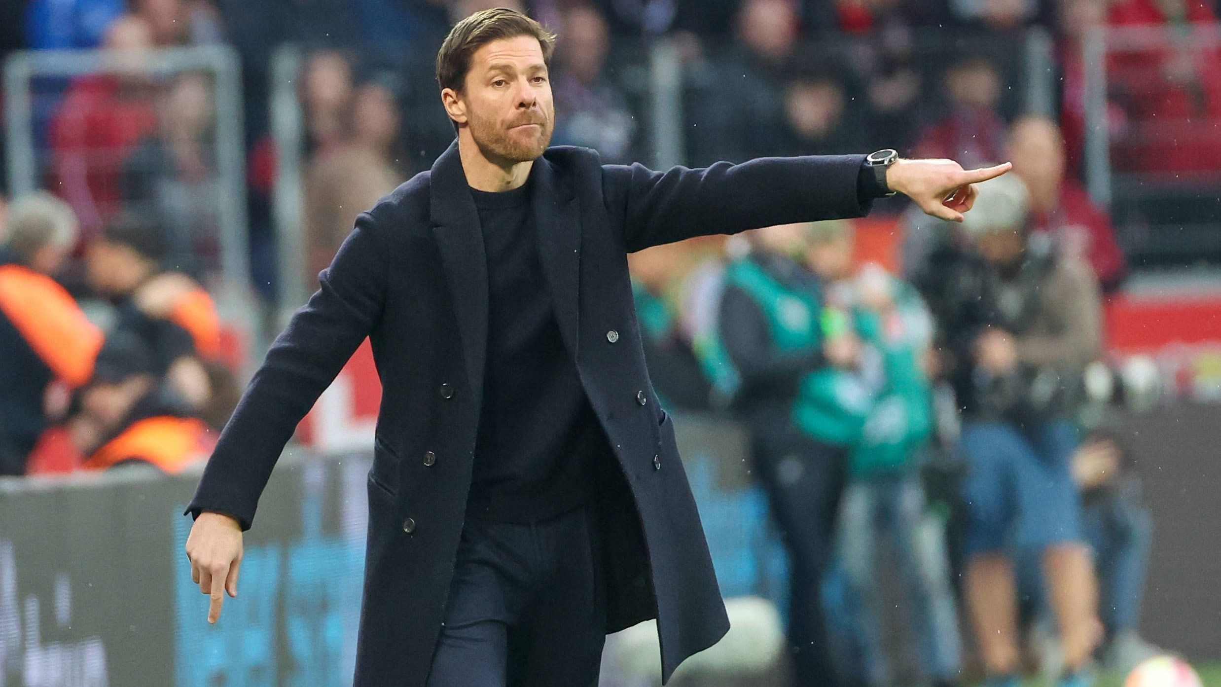 
                <strong>Gewinner: Xabi Alonso</strong><br>
                Einen großen Anteil am Sieg Bayer Leverkusens über die Bayern hatte aber auch Cheftrainer Xabi Alonso, der die "Werkself" (wieder einmal) sehr gut eingestellt hat. In der Bundesliga-Tabelle seit Alonsos Antritt rangiert Bayer auf Rang vier - der Einfluss des Spaniers ist demnach klar ersichtlich. In der realen Tabelle steht Bayer auf Platz 8 und hat nach dem Coup über die Münchner weiter Kontakt zu den internationalen Rängen.
              