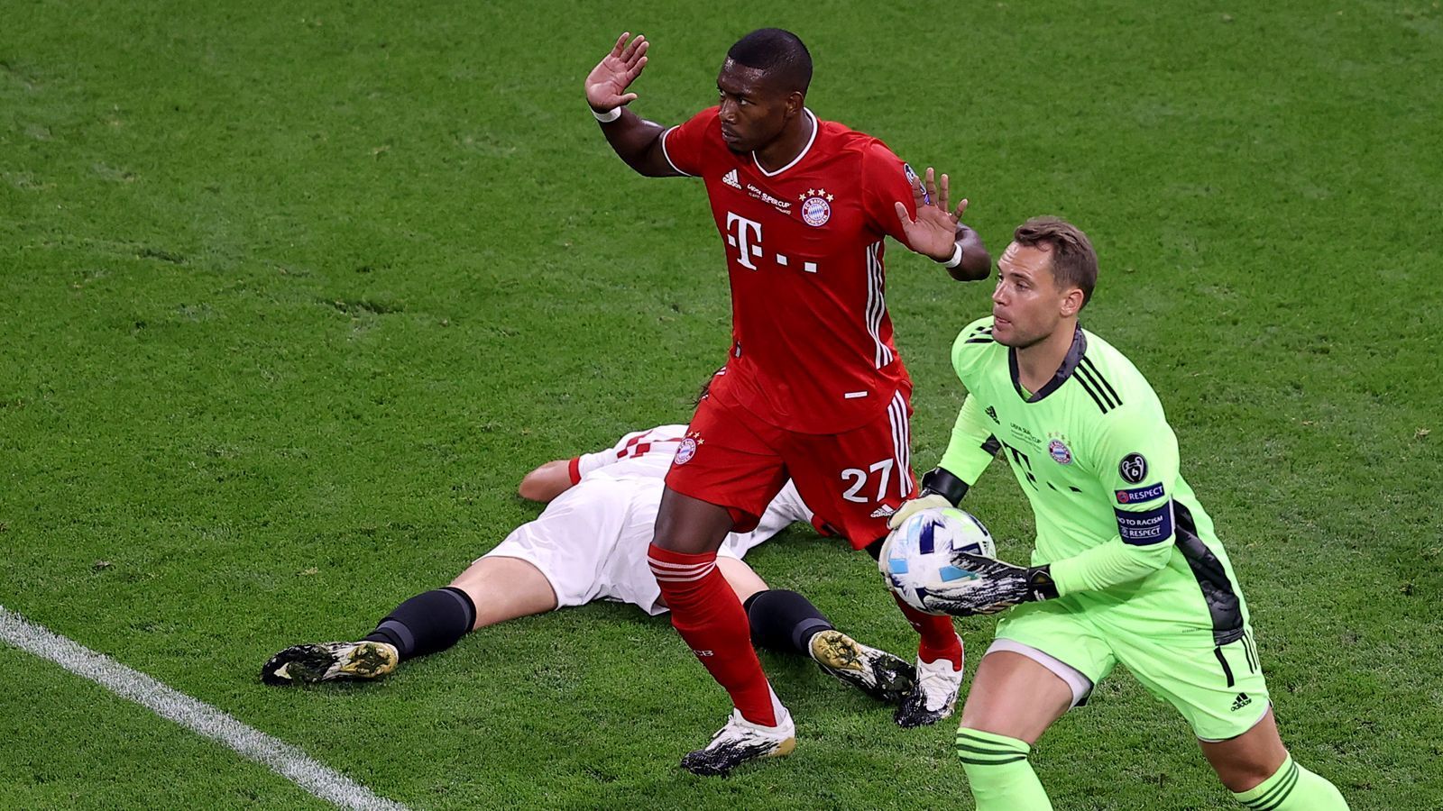 
                <strong>David Alaba</strong><br>
                Der Österreicher springt in der 11. Minute in Rakitic hinein und verursacht so den Elfmeter vor dem 0:1. Auch sonst am Anfang noch etwas fahrig, im weiteren Verlauf dann zunächst stabilisiert, ehe er kurz vor Schluss mit einem missglückten Schussversuch eine riesige Konterchance für Sevilla verursacht. Immerhin: Sein Schuss aus der zweiten Reihe in der 104. Minute wird zur Vorlage für den Matchwinner, ehe Alaba dann in der 112. Minute ausgewechselt wird. ran.de-Note: 4
              