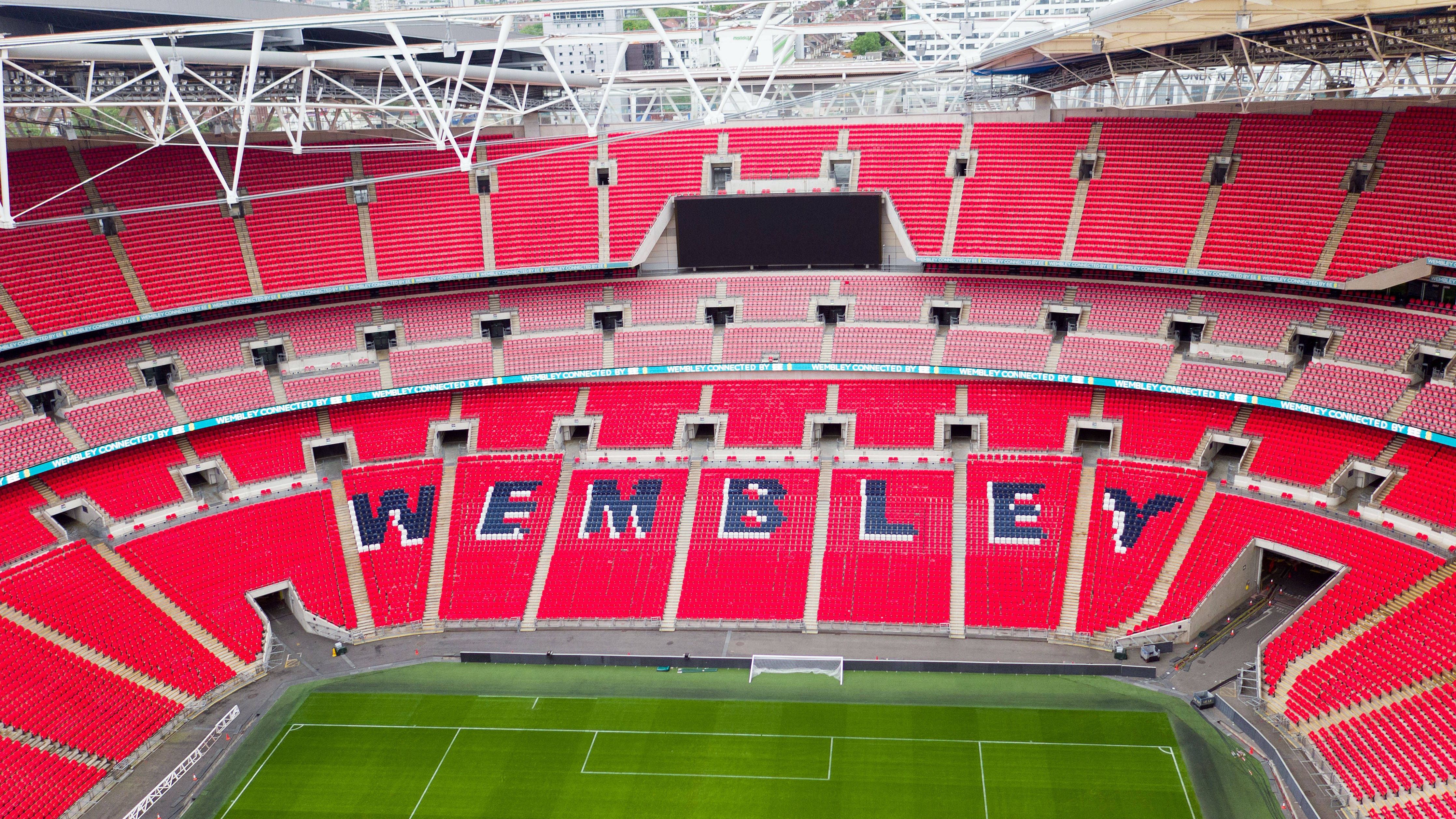 <strong>Die Stadien der EM 2028</strong><br>Das Endspiel wird im Londoner Wembleystadion stattfinden. Die meisten Arenen sind bereits fertig. In Liverpool wird nicht an der legendären Anfield Road gespielt, sondern im neuen Everton-Stadion, das gerade gebaut wird. In Belfast wird erst noch mit dem Umbau des in die Jahre gekommenen Casement Park begonnen.&nbsp;<em><strong>ran</strong></em> stellt die zehn EM-Stadien vor.