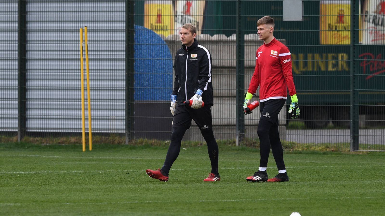 
                <strong>Union Berlin</strong><br>
                Auch bei Union ist die Torwart-Position aktuell eine (Groß-)Baustelle. Union muss den ablösefreien Abgang des bisherigen Stammtorhüters Rafal Gikiewicz kompensieren; der Pole schloss sich dem Liga-Rivalen FC Augsburg an. Die bisherige Nummer 2 bei Union, der Däne Jakob Busk (li.), wird wohl nicht zum Gikiewicz-Nachfolger aufsteigen, stattdessen sollen sich die Köpenicker mit dem bei Hannover aussortierten Weltmeister Ron-Robert Zieler beschäftigen, ebenso mit HSV-Schlussmann Julian Pollersbeck. Möglicherweise braucht Union am Ende sogar mehr als einen neuen Keeper. Laut "Kicker" möchte der gerade von einer Leihe zu Cercle Brügge zurückgekehrte Lennart Moser direkt weiter in die Slowakei zu Dunajska Streda wechseln und Moritz Nicolas seinen noch bis 2021 laufenden Leihvertrag bei den "Eisernen" auflösen, um woanders Spielpraxis zu sammeln. Der 22-jährige Nicolas gehört Gladbach, bei den "Fohlen" steht er noch bis 2023 unter Vertrag. 
              