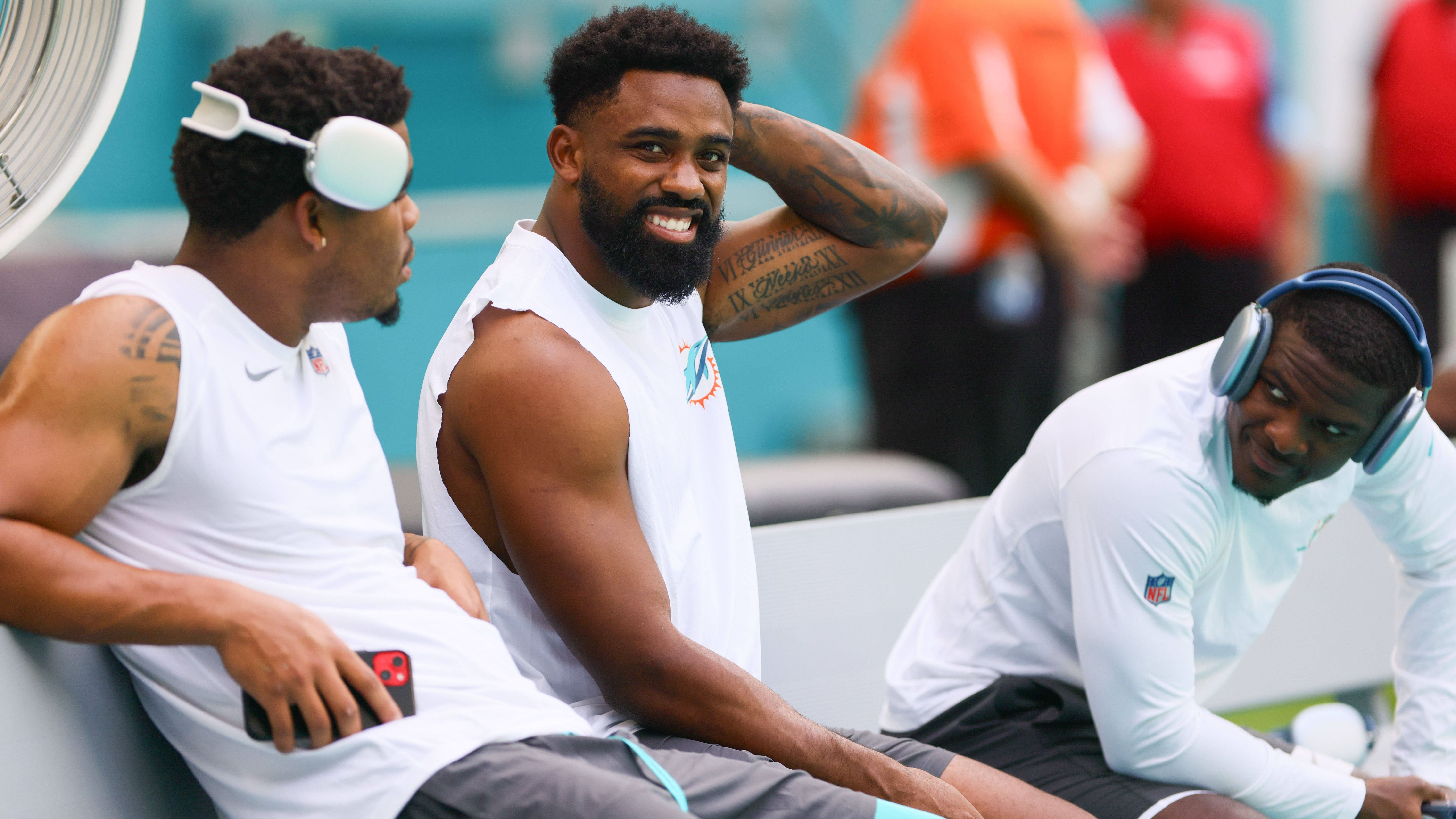 <strong>De'Von Achane &amp; Raheem Mostert (Miami Dolphins)</strong><br>Definitiv fällt Raheem Mostert mit einer Verletzung in der Brust-Region aus. Backup Achane laboriert an einer Knöchel-Verletzung, bei ihm wird kurzfristig entschieden, ob er mitwirken kann. Sollten beide Stars ausfallen, dürften Jeff Wilson und Rookie Jaylen Wright in den Fokus rücken.&nbsp;