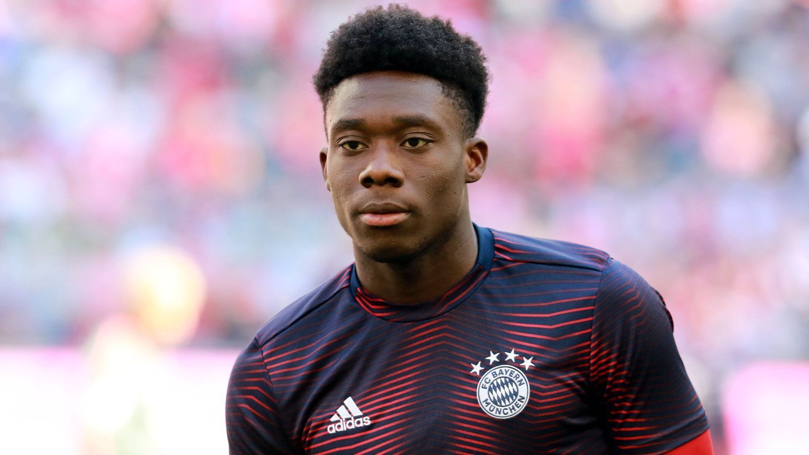 
                <strong>Alphonso Davies</strong><br>
                Alphonso Davies war im Prinzip der erste Coup von Sportvorstand Hasan Salihamidzic. Für 18,8 Millionen Euro holten die Bayern den Kanadier im Januar 2019 aus Vancouver (MLS) nach München. Der gelernte Flügelstürmer wurde kurzerhand zum Linksverteidiger umfunktioniert - und schlug sofort ein. Aufgrund von verletzungsbedingten Ausfällen musste David Alaba in der Innenverteidigung aushelfen, der 18-Jährige rückte schneller als erwartet in die erste Elf. Unter Trainer Hansi Flick etablierte er sich als Stammspieler und Publikumsliebling. Davies ist eine der absoluten Teenager-Erfolgsgeschichten beim FC Bayern in den vergangenen Jahren. 
              