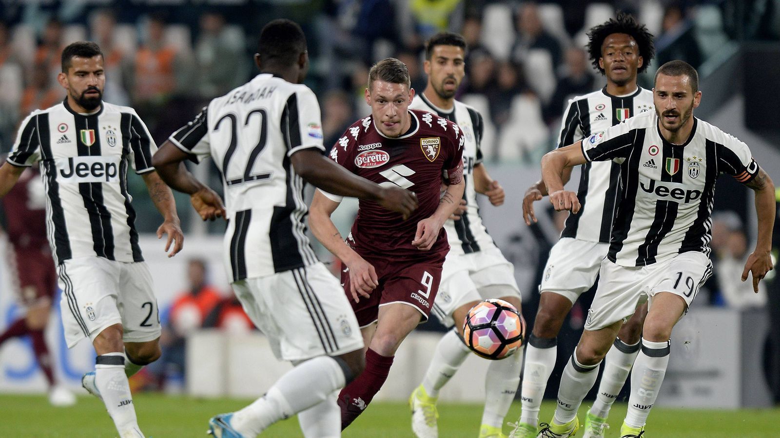 <strong>Juventus Turin - FC Turin</strong><br>
                Sportlich erlebte der FC Turin in den 40er Jahren seine Glanzzeit, als der Klub mehrere Titel gewinnen konnte. Die endete jedoch abrupt mit einem Flugzeugabsturz im Mai 1949, als nahezu das komplette Team ums Leben kam. Bis heute ist Juve der deutlich erfolgreichere Verein in Turin und in Italien Serienmeister.
