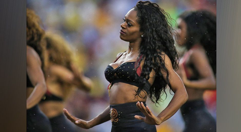 
                <strong>NFL-Cheerleaderinnen an Halloween</strong><br>
                Ob diese junge Dame verkleidet war oder immer so aussieht? Keine Ahnung. Aus Gründen der Ästhetik musste dieser Schnappschuss aber unbedingt mit in diese Galerie. Ohnehin sehen die NFL-Cheerleaderinnen nicht nur an Halloween zum Anbeißen aus ...
              