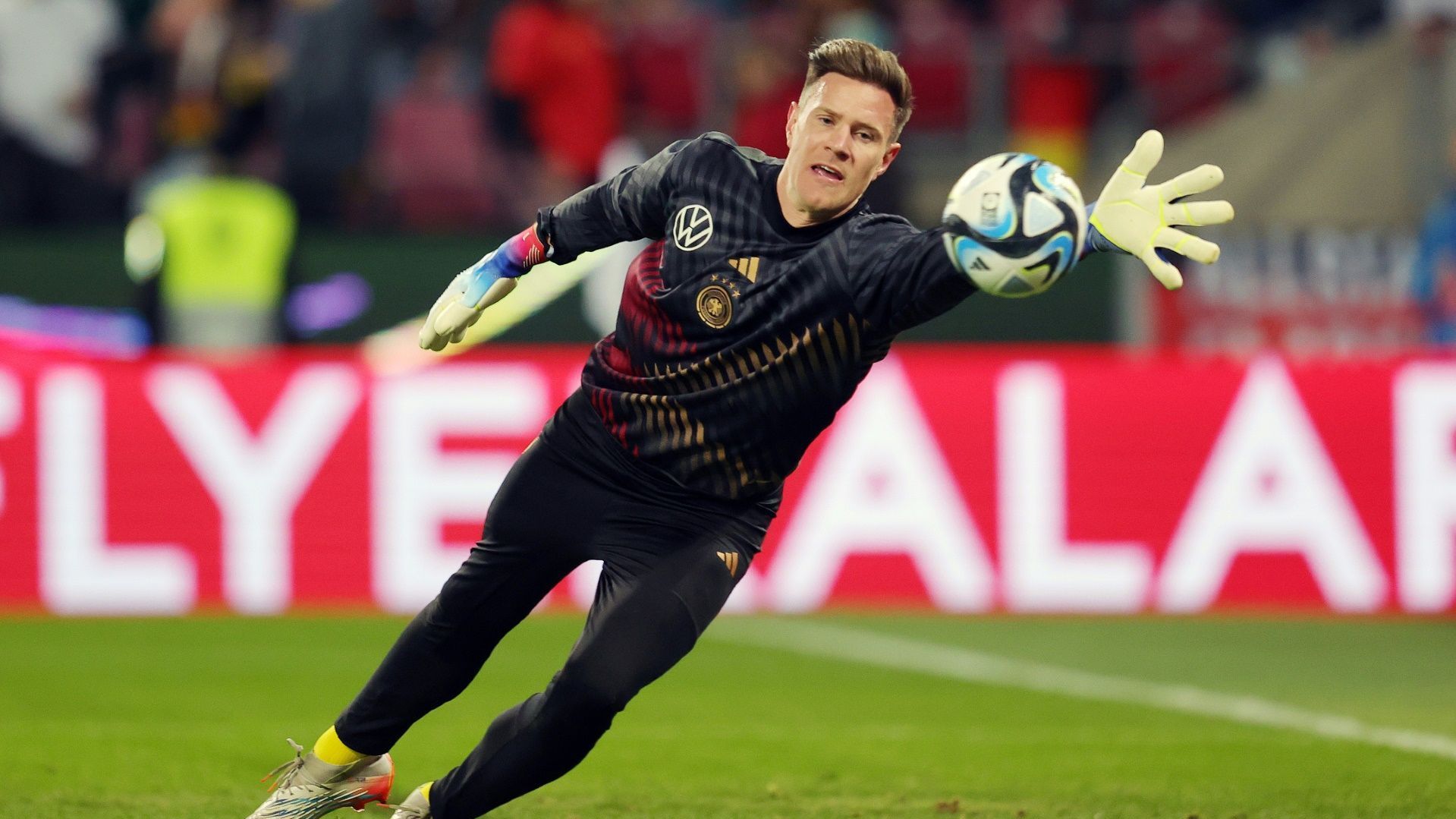 <strong>Torwart: Marc-Andre Ter Stegen (FC Barcelona)</strong><br>Die Torhüterposition ist wohl Hansi Flicks geringste Sorge. Auch in Abwesenheit von Manuel Neuer hat die DFB-Elf zwischen den Stangen mit Ter Stegen einen Weltklasse-Mann. Der Champions-League-Sieger von 2015 sollte auch im Hinblick auf die EM im kommenden Jahr gute Karten auf einen Stammplatz haben. Neuer wird noch brauchen, um sein altes Niveau wieder zu erreichen, während die anderen Kontrahenten Kevin Trapp, Bernd Leno und Oliver Baumann ihm nicht das Wasser reichen können.