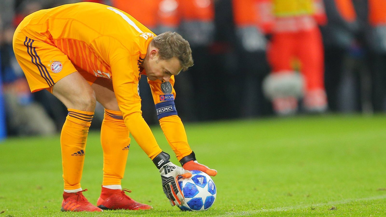 
                <strong>Manuel Neuer</strong><br>
                Hat gegen harmlose Portugiesen in der ersten Halbzeit kaum etwas zu tun und deshalb zunächst einen geruhsamen Abend. Was nach den turbulenten Wochen auch mal ganz schön ist. Als der erste Schuss sitzt, ist er aber ohne Chance. Später dann hin und wieder gefordert und zur Stelle. ran-Note: 3
              