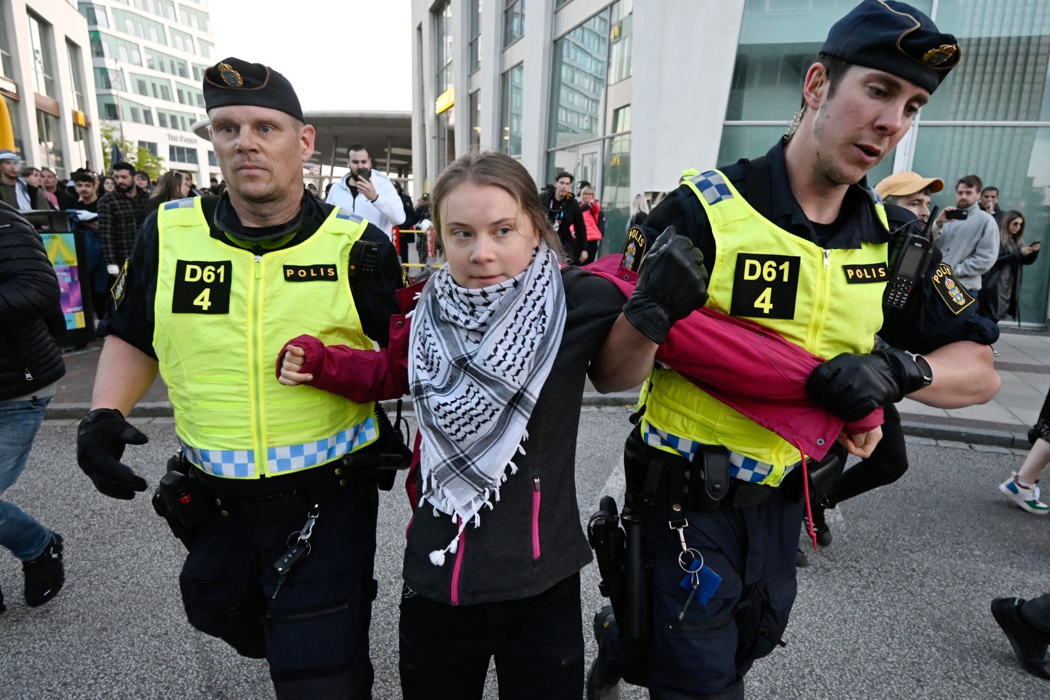 Auch rund um den ESC 2024 in Malmö demonstrierte Thunberg mit Palästinensertuch gegen Israel. Polizisten führten sie schließlich vom Platz vor der Arena ab.