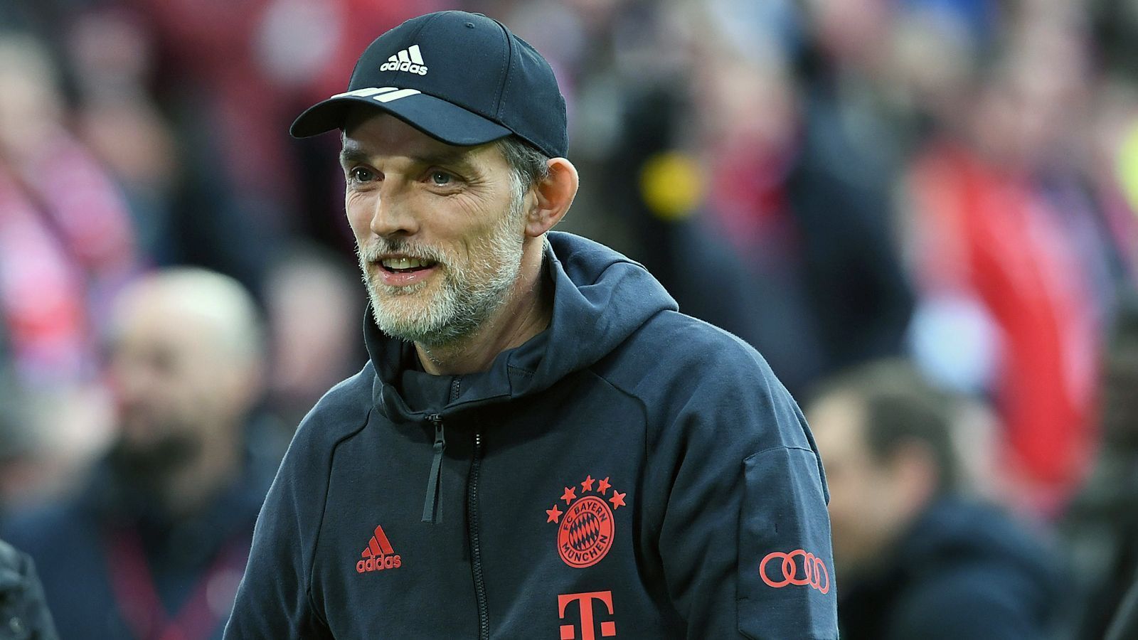 
                <strong>18:20 Uhr: Jubel und Pfiffe für Tuchel</strong><br>
                Als die Mannschaftsaufstellung des FC Bayern verkündet wird, fällt erstmals der Name Tuchel über die Lautsprecher. Die Fans in der Südkurve brüllen ihn gewohnt lautstark, aus dem BVB-Block kommen Pfiffe.
              