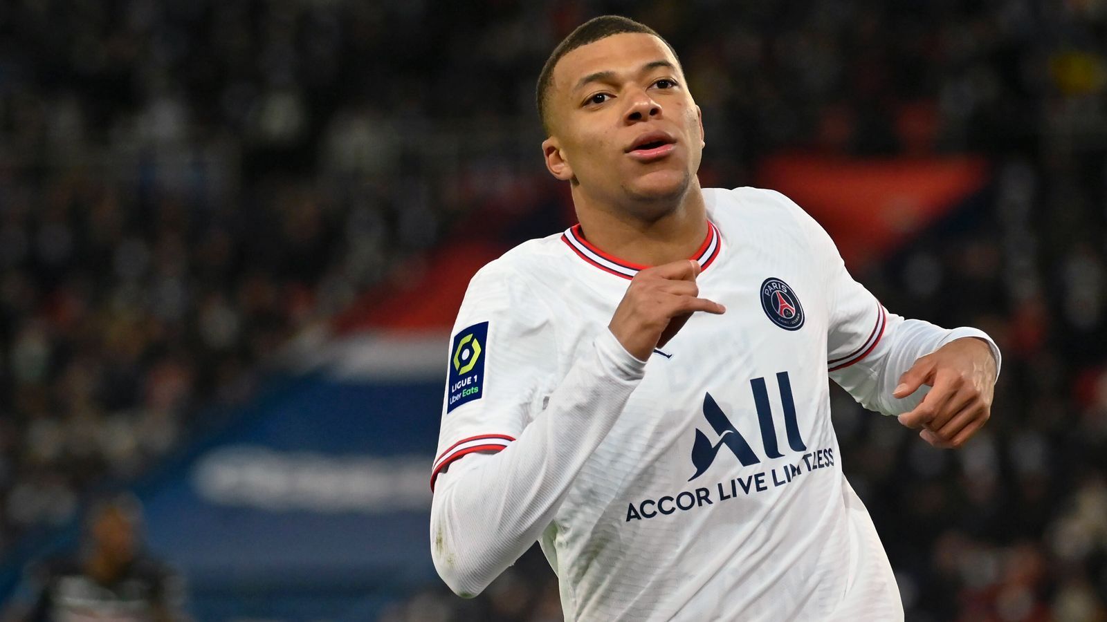 
                <strong>Vertragslaufzeit</strong><br>
                Bei den extremen Gehaltszahlen ist es nicht verwunderlich, dass sich Real Superstar Mbappe gleich langfristig sichern will. Der möglicherweise im Sommer 2022 beginnende Vertrag mit Real soll zunächst sechs Jahre laufen.
              