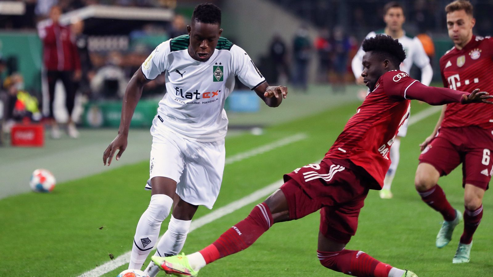 
                <strong>Denis Zakaria</strong><br>
                Nicht so auffällig wie sein Teamkollege Kone, aber dennoch von Beginn an präsent in den Zweikämpfen. Im Verbund räumt das Gladbach-Duo vieles weg und erstickt einen Großteil der Bayern-Zweikämpfe so schon bevor sie überhaupt richtig Fahrt aufnehmen können. Zudem immer wieder mit Ballgewinnen, die so Gladbachs Konter einleiten. ran-Note: 2
              