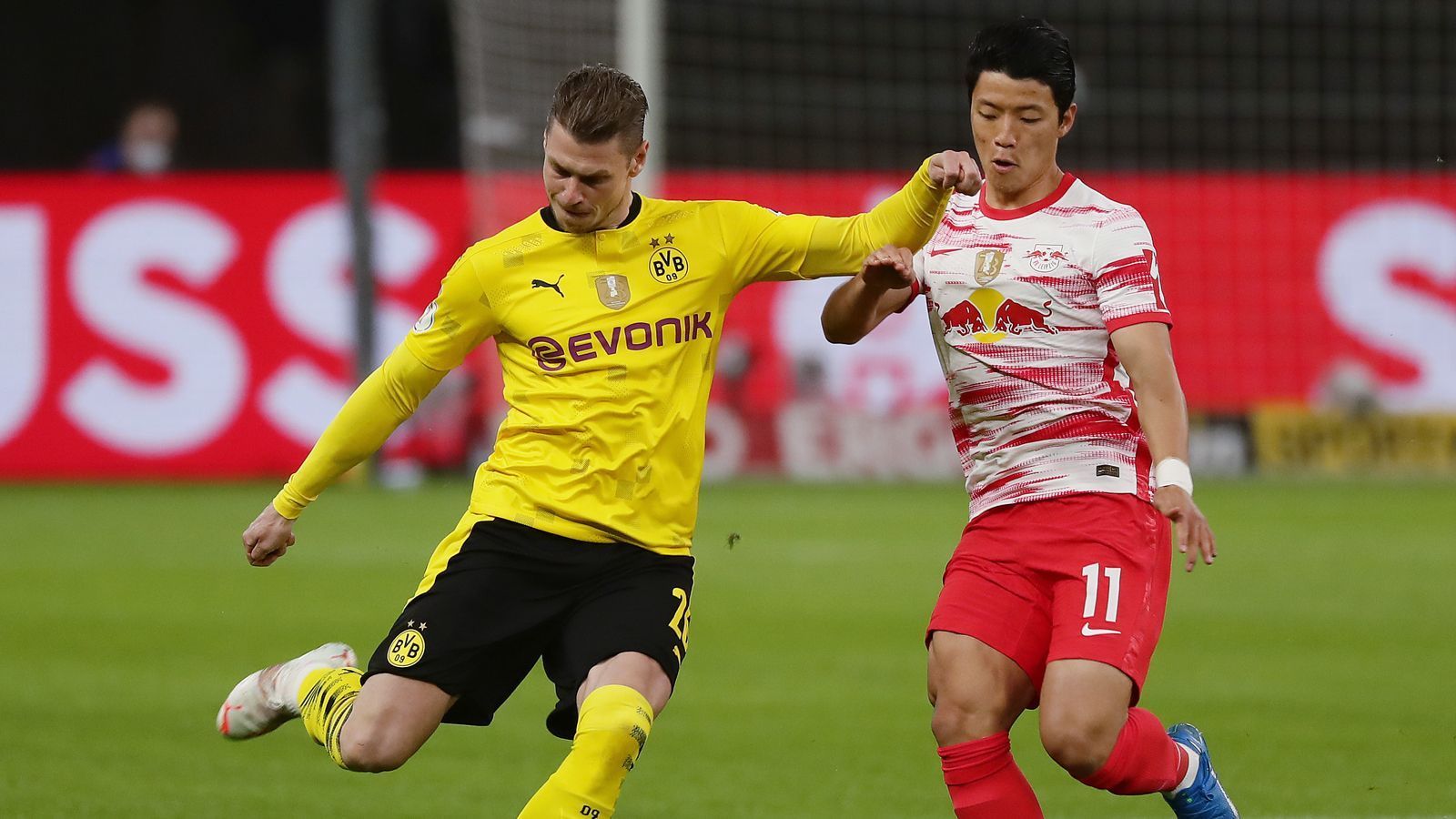 
                <strong>Lukasz Piszczek</strong><br>
                Der Routinier verlebt ebenfalls ganz ruhige erste 45 Minuten. Setzt nach Wiederanpfiff ein Zeichen mit einem Sololauf über 50 Meter, seine Flanke wird im letzten Moment geklärt. Hilft mit seiner Routine den Sieg nach Hause zu bringen. ran-Note: 3
              