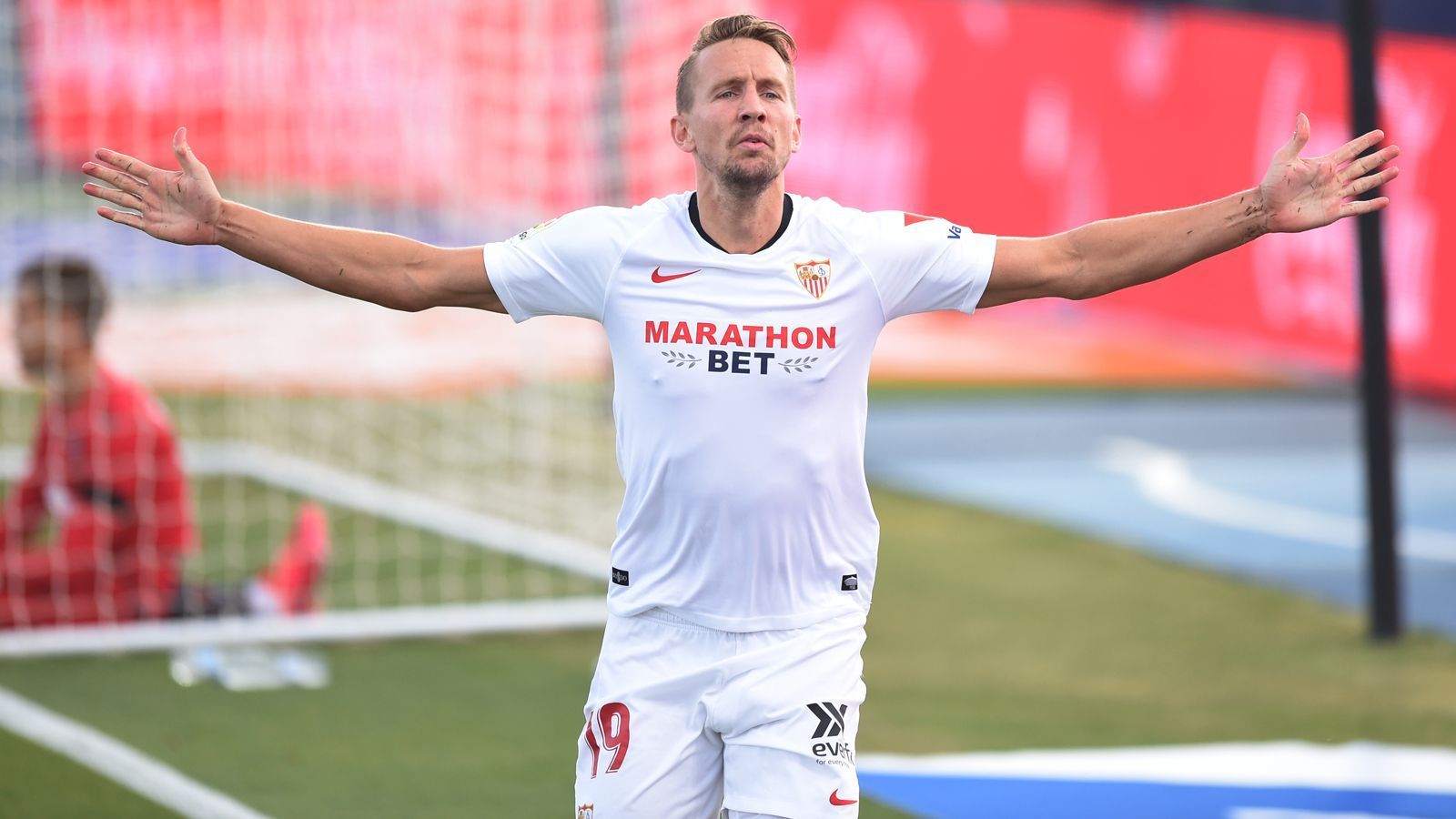 
                <strong>Luuk de Jong (früher Gladbach, jetzt FC Sevilla)</strong><br>
                Sogar in der Champions League wird der FC Sevilla in der Saison 2020/21 vertreten sein. Ein Hauptgrund für Platz 3 in La Liga sind die Treffer des einstigen Gladbach-Flops Luuk de Jong gewesen. Mit sechs Treffern war der Niederländer, der im Sommer 2019 von der PSV Eindhoven zu den Andalusiern kam, zweitbester La-Liga-Torschütze Sevillas nach Lucas Ocampos. Mit 29 Jahren zeigte de Jong damit, dass er doch in einer Top-4-Liga Europas überzeugen kann, denn genau das gelang ihm zwischen 2012 und 2014 bei Borussia Mönchengladbach noch nicht (45 Spiele, acht Treffer), weshalb er zunächst nach Newcastle verliehen wurde und im Sommer 2014 zurück in die Niederlande wechselte. Erst in gewohnte Umgebung fand der Angreifer bei der PSV Eindhoven wieder zu alter Form, es brauchte aber dennoch fünf Jahre, ehe der nunmehrige Routinier den zweiten Anlauf in einer Top-Liga riskierte - dieses Mal wohl mit mehr Erfolg.
              