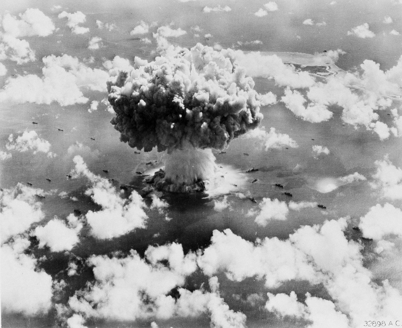 Das Bikini Atoll wurde samt Tierwelt und lokaler Lebensmittel so stark verseucht, dass es erst in etwa 80 Jahren wieder bewohnbar sein wird.