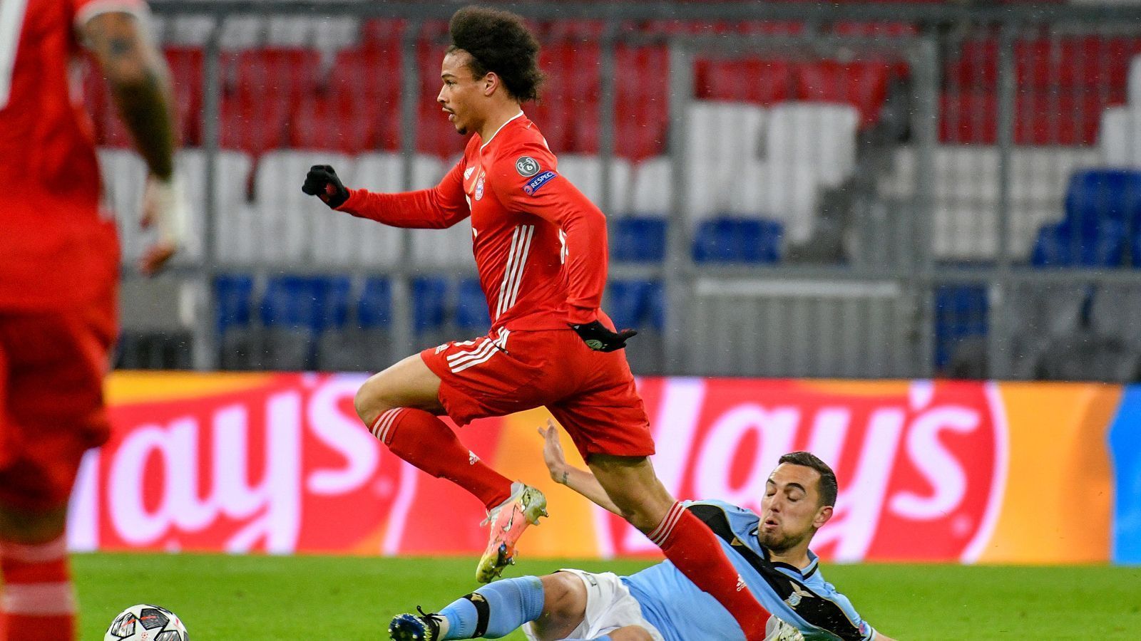 
                <strong>Leroy Sane</strong><br>
                Starkes Dribbling mit Abschluss als erste auffällige Aktion. Offensiv mit einigen ansprechenden Szenen. Defensiv nicht immer mit vollem Eifer dabei. ran-Note: 3
              