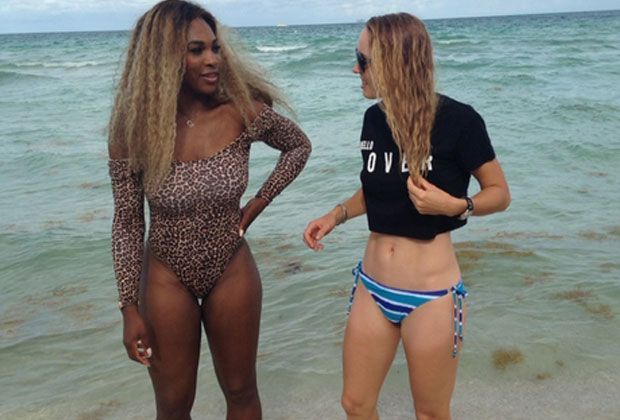 
                <strong>Mit BFF Serena Williams in Miami</strong><br>
                Wozniacki scheint die Zeit mit Serena sichtlich zu genießen - keine Spur von Trauer, nachdem sie von Golf-Star McIlroy sitzen gelassen wurde. Die Dänin genießt wieder das Leben.
              