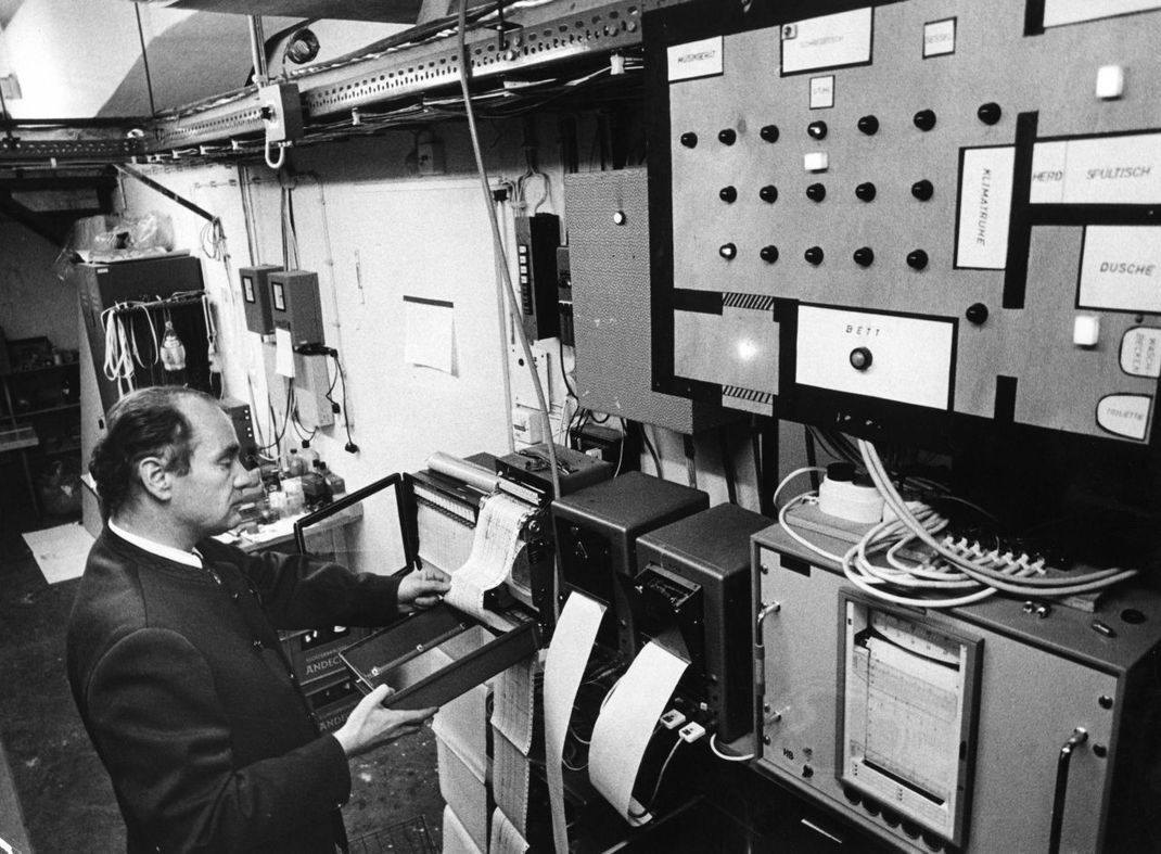 1973: Der Wissenschaftler Rütger Wever überwacht Menschen im Bunker-Laboratorium im Andechser Ortsteil Erling.