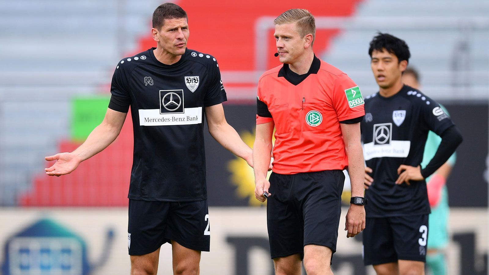 
                <strong>VfB Stuttgart stolpert auf Relegationsrang herum</strong><br>
                Bilanz: 45 Punkte, +11 ToreErgebnisse nach der Corona-Zwangspause: 1:2 bei der SV Wehen Wiesbaden und 2:3 bei Holstein KielNoch schlechter präsentierte sich zuletzt der kommende Gegner, der seit dem Restart noch keinen Punkt gesammelt hat. Aus den jüngsten vier Partien holten die Schwaben ohnehin nur ein Zählerchen. Dabei waren sie zuvor achtmal ungeschlagen geblieben, doch dieses Selbstverständnis ist irgendwo flöten gegangen. Was im Topspiel gegen den Hamburger SV (Do., 20:30 Uhr/im Liveticker auf ran.de und in der App) für den VfB spricht: Die letzte Heimpleite datiert vom Oktober, seither gab es in der Mercedes-Benz Arena sechs Siege und ein Unentschieden.
              