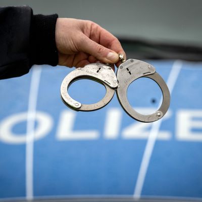 Rund 148.000 Menschen werden in Deutschland per Haftbefehl gesucht.