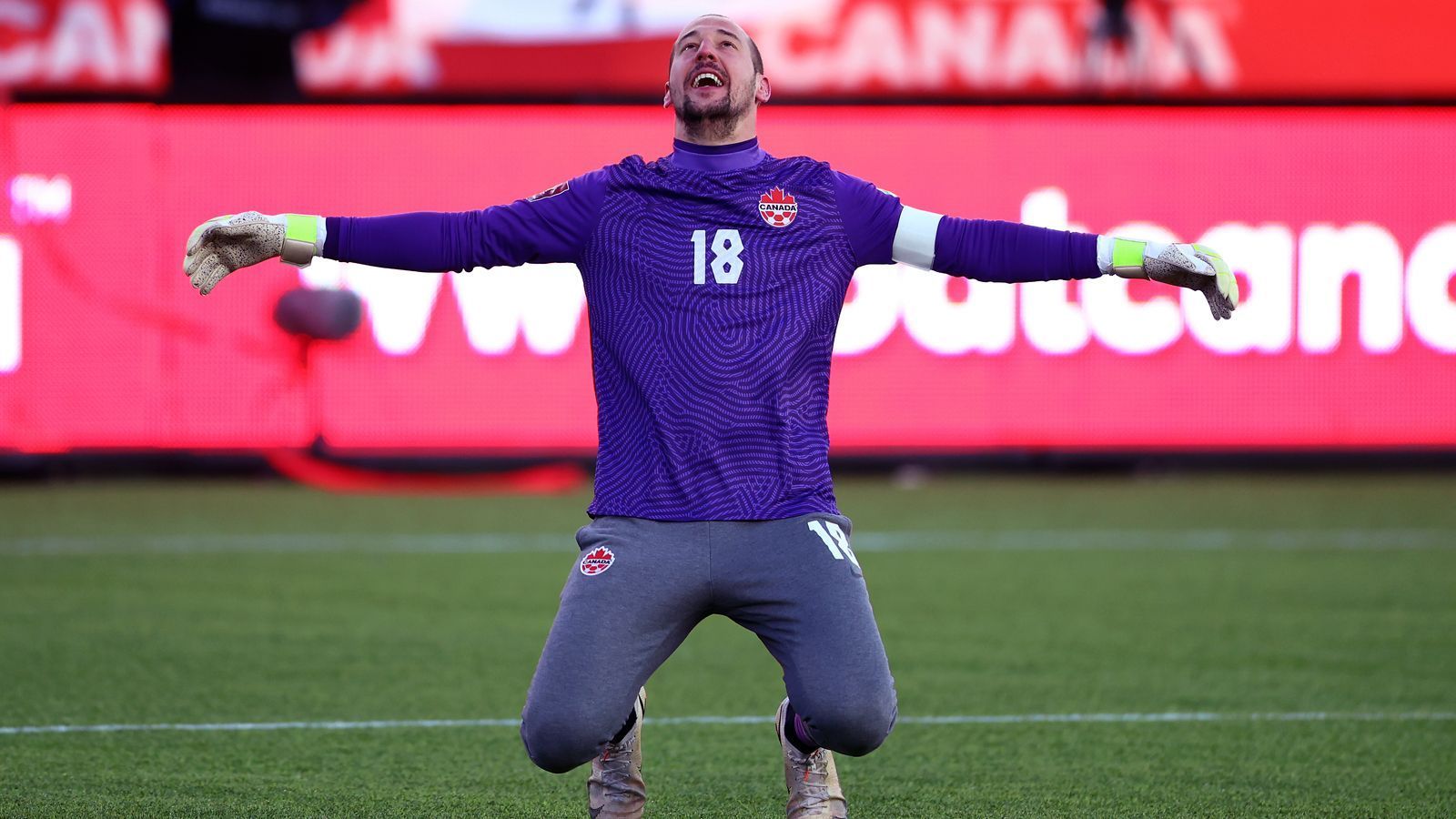 
                <strong>Milan Borjan (Roter Stern Belgrad)</strong><br>
                Im Tor vertraut Kanadas Coach John Herdman auf einen absoluten Routinier. Der 34-jährige Milan Borjan hat immerhin schon über 60 Länderspiele bestritten, spielt auf Vereinsebene beim serbischen Topklub Roter Stern Belgrad. Der im heutigen Kroatien geborene Borjan kam als Kriegsflüchtling nach Kanada, bekam in weiterer Folge die Staatsbürgerschaft und bestritt 2011 sein erstes Länderspiel für "The Canucks", wie die Nationalmannschaft auch genannt wird. In Vertretung des etatmäßigen Kapitäns Atiba Hutchinson trug der 1,96-Meter-Hüne Borjan unter anderem beim 4:0 gegen Jamaika die Kapitänsbinde.
              