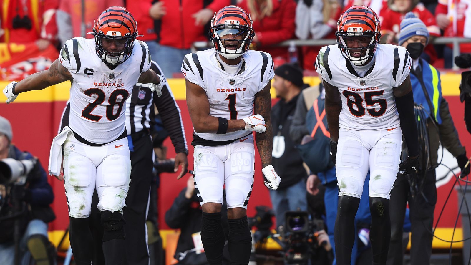 
                <strong>Der X-Faktor für den Super Bowl</strong><br>
                Da die L.A. Rams voraussichtlich versuchen werden mit Chase die Hauptanspielstation von Quarterback Burrow aus dem Spiel zu nehmen, wird es auf die anderen Receiver Boyd und Higgins, sowie Running Back Mixon ankommen, damit die Bengals zu Touchdowns kommen. Beide Receiver konnten bereits in dieser Saison Bälle für über 800 Receiving Yards und mindestens fünf Touchdowns fangen. Mixon konnte die drittmeisten Rushing Yards in der Regular Season verbuchen und könnte mit seinen explosiven Läufen die Defensive der Rams vor Probleme stellen. 
              