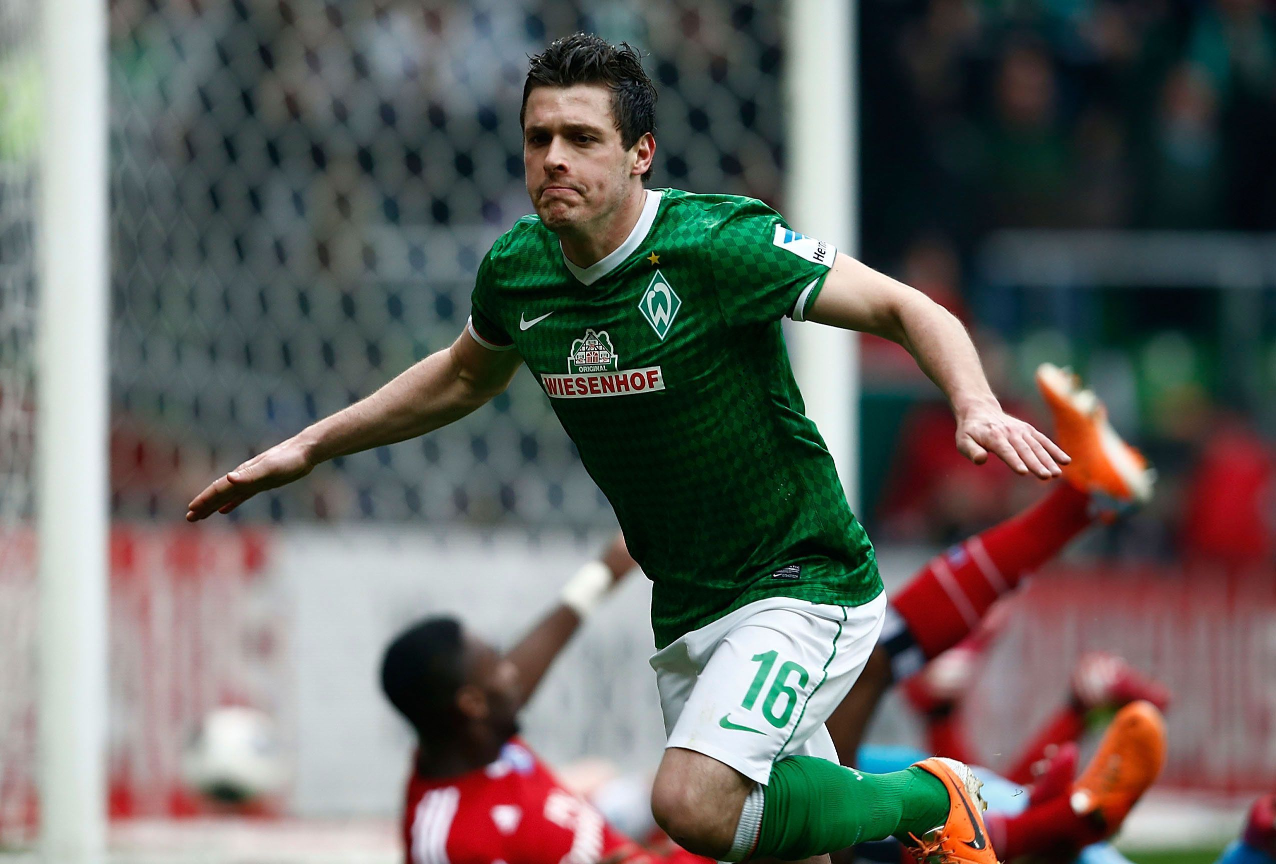 
                <strong>TOP: Zlatko Junuzovic</strong><br>
                Er erzielte das "goldene Tor" im 100. Nordderby zwischen Werder Bremen und dem Hamburger SV - und ließ die Grün-Weißen mächtig jubeln. Zlatko Junuzovic war im Weserstadion der Mann des Tages, der den HSV mit seinem 1:0-Siegtreffer wieder auf den Boden der Tatsachen zurückholte.
              