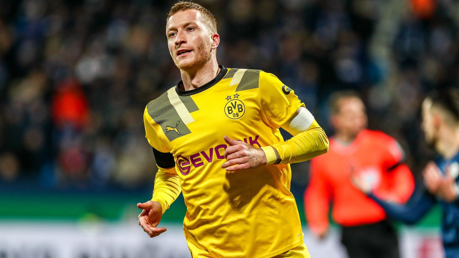 
                <strong>Marco Reus</strong><br>
                Der Dortmunder Kapitän kommt in der 65. Minute als Joker in die Partie. Marco Reus steht kurz später genau richtig, um zum 2:1 für den BVB ins leere Tor einzuschieben und damit den Viertelfinal-Einzug klarzumachen. ran-Note: 2
              