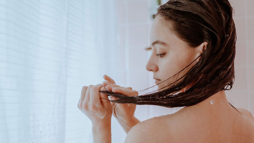 Eine pflegende natürliche Haarspülung: Wir stellen euch unsere DIY-Rezepte vor und verraten euch, wir ihr aus Heilpflanzenextrakt eine nachhaltige Haarspülung kreieren könnt.