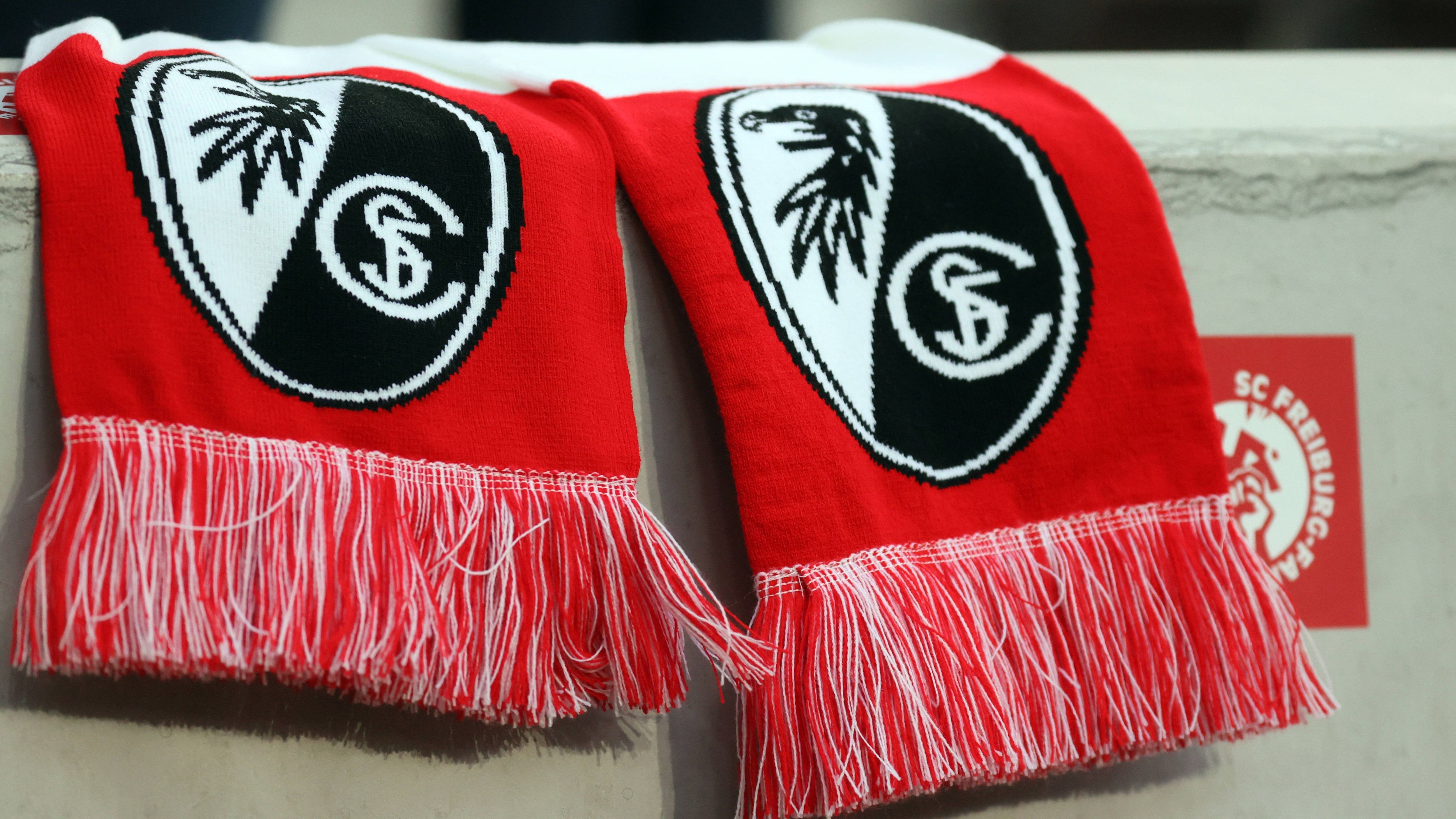 
                <strong>SC Freiburg</strong><br>
                Dass die Freiburger jede Saison etwas Magisches vollbringen, ist längst bekannt. Sie machen aus wenig sehr, sehr viel. Gryphondor Freiburg ist deshalb ein passender Name. Das hat nichts mit Harry Potter und dem Haus Gryffindor zu tun, sondern mit dem Greif auf dem Vereinswappen. Das Fabelwesen heißt auf Englisch "Gryphon". 
              