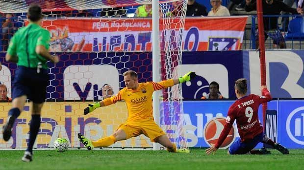 
                <strong>Marc-Andre-ter-Stegen</strong><br>
                Marc-Andre ter Stegen: Obwohl der Torhüter schon über ein Jahr in Barcelona ist, absolviert er am Wochenende erst sein erstes Ligaspiel für den amtierenden Meister. Ter Stegen profitiert von einer Verletzung von Liga-Torhüter Claudio Bravo. Der Deutsche kassiert beim 2:1-Sieg bei Atletico Madrid ein Gegentor. 
              