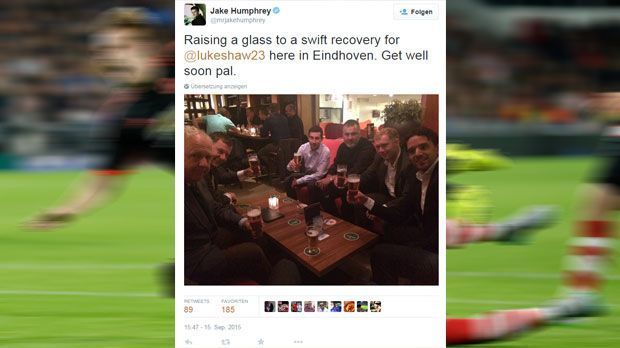 
                <strong>Jake Humphrey</strong><br>
                Jake Humphrey: Der britische TV-Star hebt zusammen mit einigen Kollegen ein Glas auf eine schnelle und gute Genesung von Shaw. Mit dabei in der Runde ist auch der Ex-Münchner Owen Hargreaves (r.), der in seiner Karriere auch viele schwere Verletzungen überstehen musste.
              