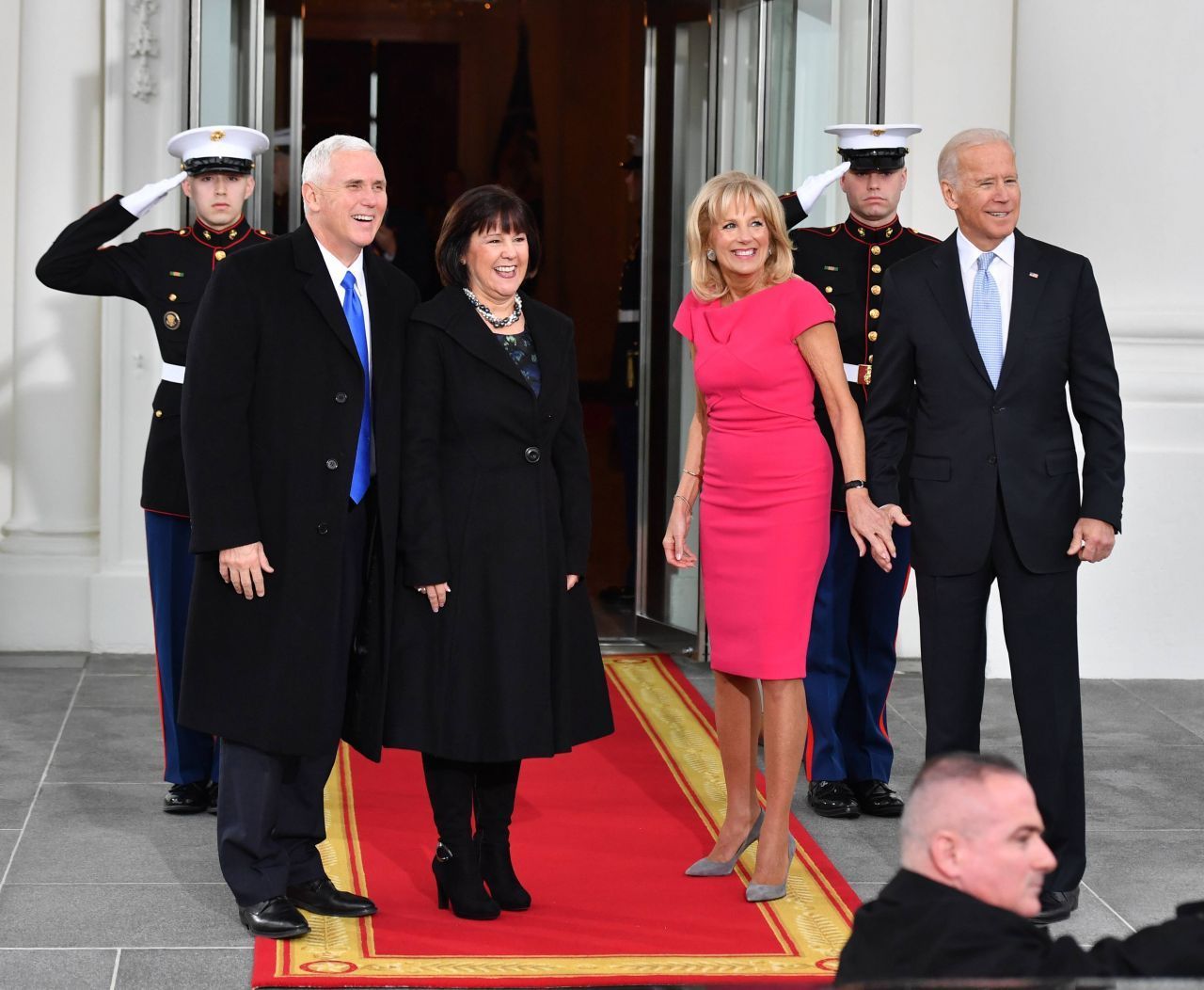 Beim Ende der Obama-Präsidentschaft empfangen Joe und Jill Biden 2017 den neuen Vizepräsidenten Mike Pence und seine Frau Karen.