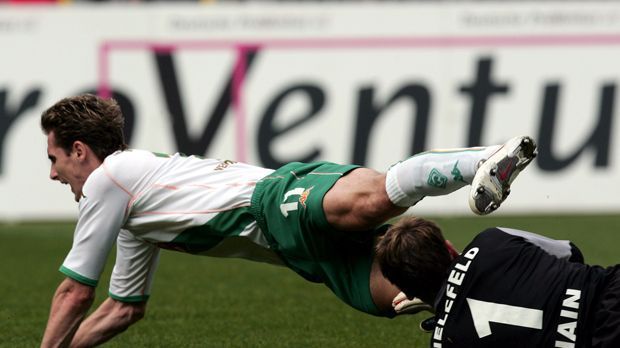 
                <strong>Miroslav Klose, April 2005</strong><br>
                Miroslav Klose, April 2005: Als Werder-Stürmer Klose im Liga-Spiel gegen Bielefeld Mitte der ersten Halbzeit von Arminia-Keeper Matthias Hain zu Boden gebracht wird, steht es noch 0:0. Schiedsrichter Fandel entscheidet auf Strafstoß. Doch Klose spricht mit Fandel, es gibt Schiedsrichter-Ball. 
              