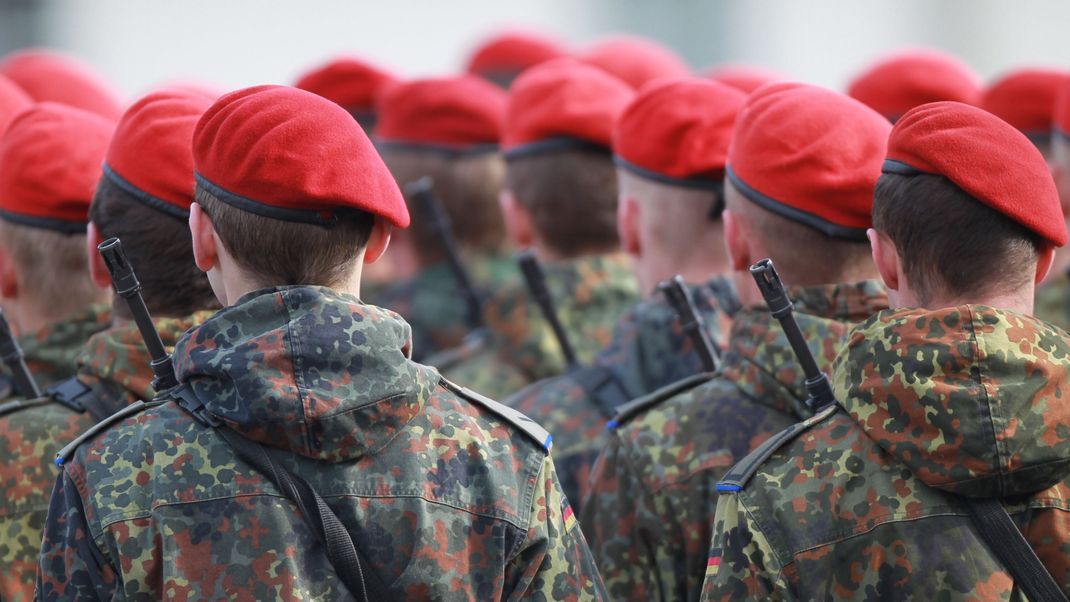 Der Kommandeur des Zentrums Innere Führung der Bundeswehr, Kurczyk, ist überraschend von seinen Aufgaben entbunden worden.