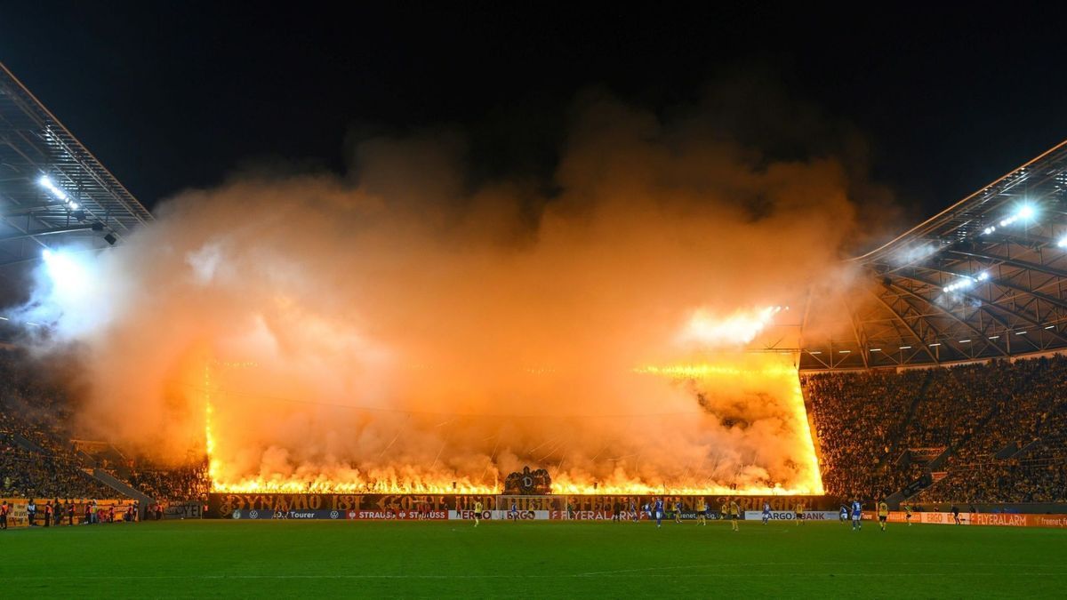 Feuer und Rauch beim Dresdner Pokalspiel