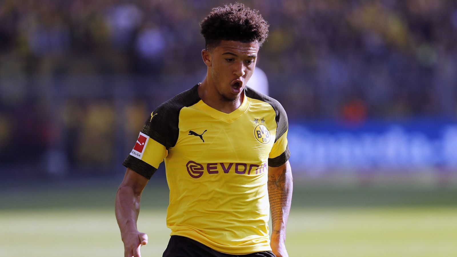 
                <strong>Jadon Sancho (England)</strong><br>
                Während es bei Schalke erst zuletzt etwas besser lief, grüßt Revier-Rivale Borussia Dortmund von der Bundesliga-Tabellenspitze. Ein Grund für den BVB-Aufschwung liegt in der rasanten Entwicklung von Jadon Sancho. Der 18-jährige Engländer ist einer der Gewinner des Trainerwechsels hin zu Lucien Favre. Nach zehn Saison-Einsätzen mit zehn Scorerpunkten (ein Tor, neun Vorlagen) bekam der Linksaußen nun die erste Einladung für die englische Nationalmannschaft. Und Sancho könnte gleich gegen zwei Kracher seinen Einstand feiern, England spielt in der Nations League gegen Vize-Weltmeister Kroatien und den früheren Welt- und Europameister Spanien. Im Vorjahr lief der Teenager noch für Englands U17 bei der WM in Indien auf und holte den Titel, ein Jahr später darf er schon bei den "Großen" ran.
              