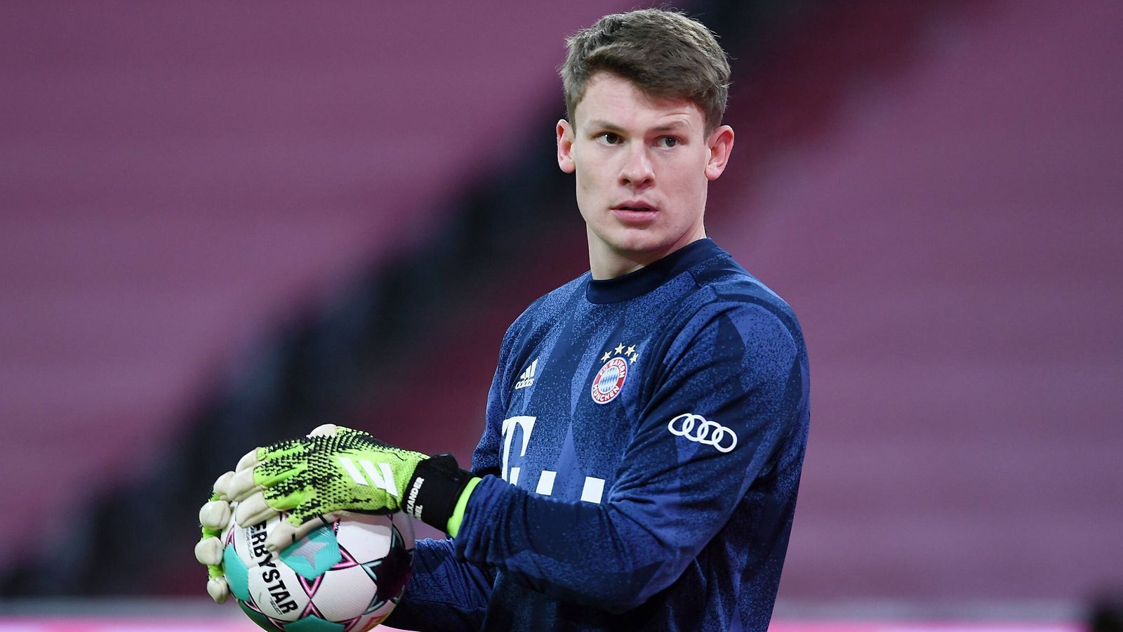 
                <strong>Der unglückliche Herausforderer: Alexander Nübel</strong><br>
                Der Unzufriedene im Bayern-Torhüter-Tross ist Neuzugang Alexander Nübel. Der 24-Jährige kam im Sommer 2020 vom FC Schalke 04 an die Isar. Trotz angeblicher Zusage für eine bestimmte Anzahl an Spielen kam Nübel bislang nur zu zwei Einsätzen. "Er hat gewusst, auf was er sich einlässt, wenn er zu Bayern kommt. Meine Aufgabe ist es als Trainer, die Spieler spielen zu lassen, die aktuell die beste Mannschaft sind", stellte Trainer Flick klar. Keine guten Aussichten also für Nübel. "Diese Situation ist unbefriedigend, man muss im Sommer über eine Ausleihe nachdenken, wenn Alex nicht mehr zum Spielen kommt", betonte daher Nübels Berater Stefan Backs im "Kicker". Die AS Monaco mit Ex-Bayern-Trainer Niko Kovac wird als angeblicher Interessent genannt. Eine mögliche Nübel-Leihe war auch schon im Sommer 2020 ein Thema, dann aber gaben die Münchner stattdessen Sven Ulreich an den HSV ab und so musste Nübel bleiben.
              