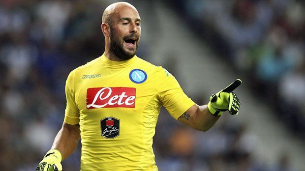 
                <strong>Pepe Reina (SSC Neapel)</strong><br>
                Pepe Reina (SSC Neapel): Noch ein Ex-Bundesliga-Spieler! der Keeper kehrt nach einem Jahr beim FC Bayern zum SSC Neapel zurück. Zwei Millionen Euro legt Napoli für den 32-Jährigen auf den Tisch. 2014 ließ Neapel Reina nach Ablauf des Leihvertrages mit Liverpool noch ziehen.
              