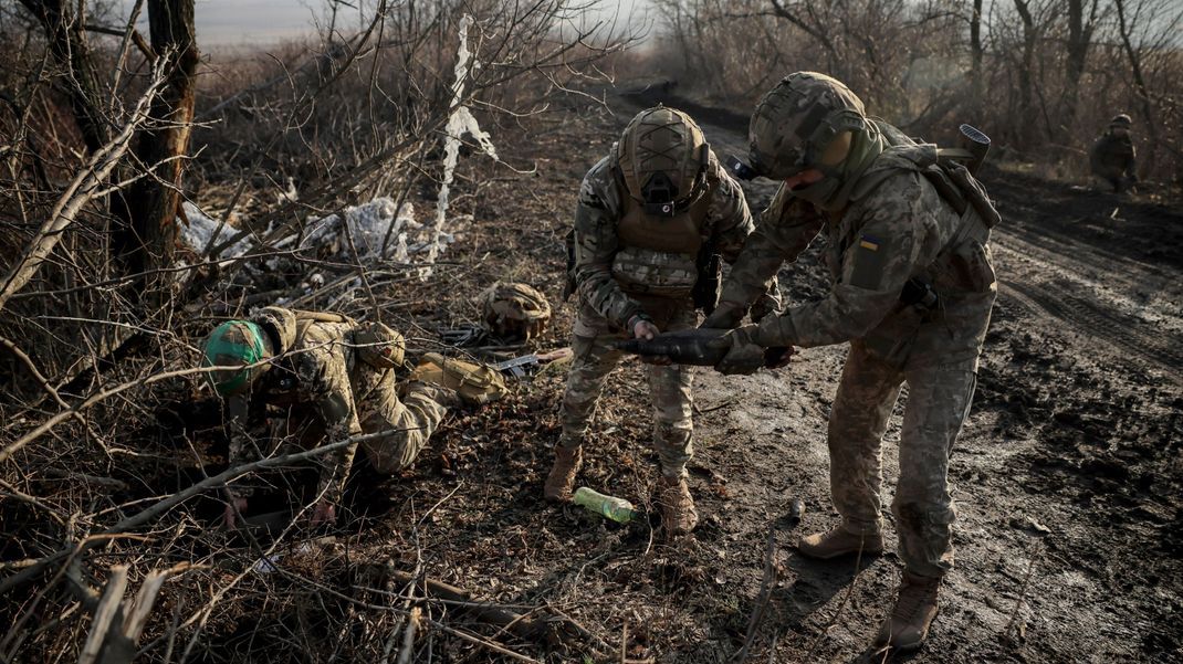 Der Ukraine gehen die Soldaten für die Fronttruppen aus.