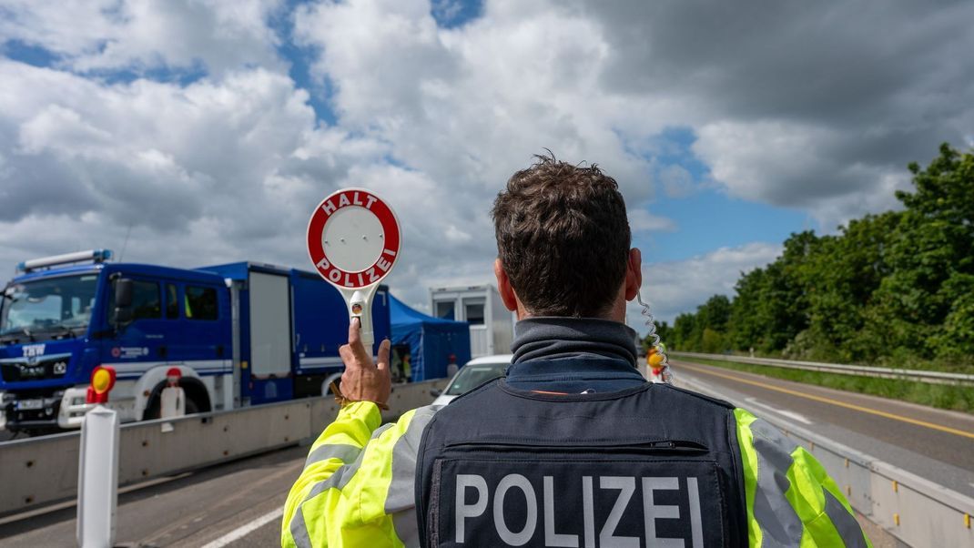 Ein Polizeibeamter kontrolliert an der deutschen Grenze.