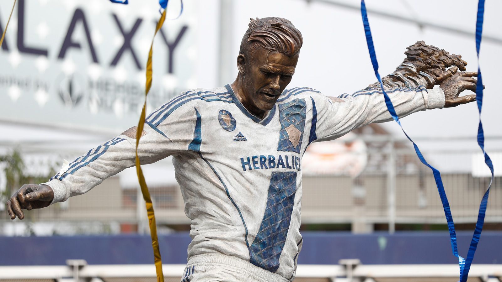 <strong>David Beckham</strong><br>Bevor MLS-Klub L.A. Galaxy in die Saison 2019 startete, gab es eine große Ehre für Ex-Profi David Beckham. Der Engländer bekam seine eigene Statue, die feierlich enthüllt wurde und von nun an vor dem Stadion Platz findet. "Heute wurde ein Traum wahr", erklärte Beckham, der gemeinsam mit seiner Frau Victoria da war.