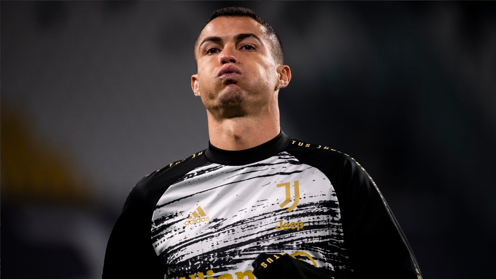 
                <strong>Grauenhafte Saison trotz starker CR7-Quote</strong><br>
                Juventus spielt 2020/21 eine sehr durchwachsene Saison und das, obwohl CR7 in der Liga 29 Mal einnetzt. Dennoch verpasst Juve nach langer Zeit wieder die Meisterschaft und scheidet in der Königsklasse erneut im Achtelfinale aus, diesmal gegen den FC Porto. Das Ende des italienischen Abenteuers.
              