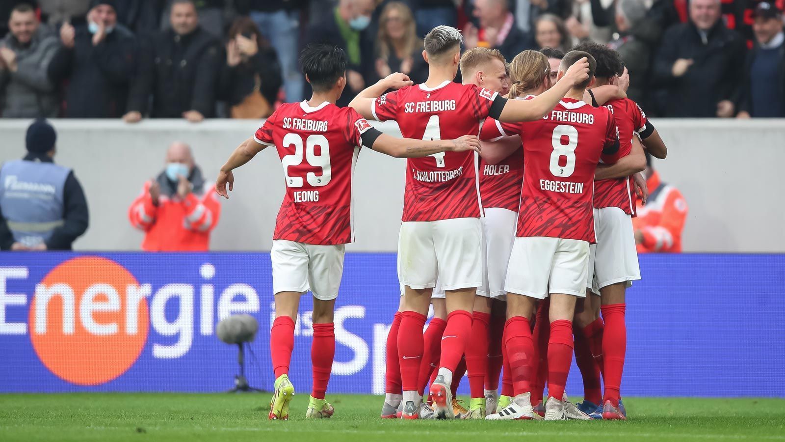
                <strong>1. Platz: SC Freiburg</strong><br>
                &#x2022; durchschnittliche Klubzugehörigkeit der Spieler: 4 Jahre und 8 Monate -<br>&#x2022; dienstältester Spieler: Nicolas Höfler (seit dem 1. Juli 2010)<br>
              